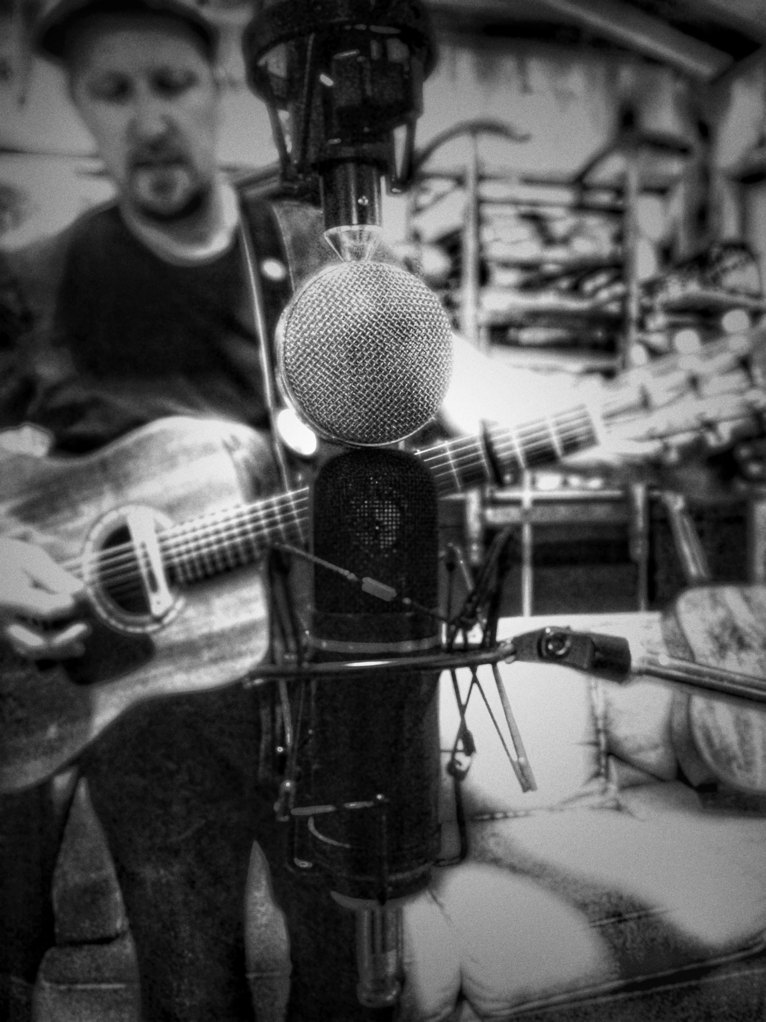 20150502_Kiki farm sessions_Mike ribbon mic_BW